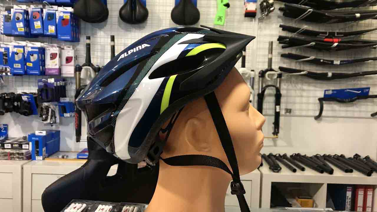 kask-zalozony-zle-przekrzywiony-na-przod